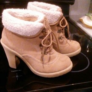 Jellypop Jayne booties with sherpa accent.  Size 6